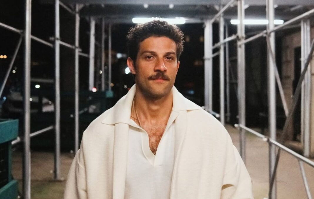 Chay Suede é surpreendido com pergunta sobre 'medidas corporais' e dispara: 'A conta não fecha'