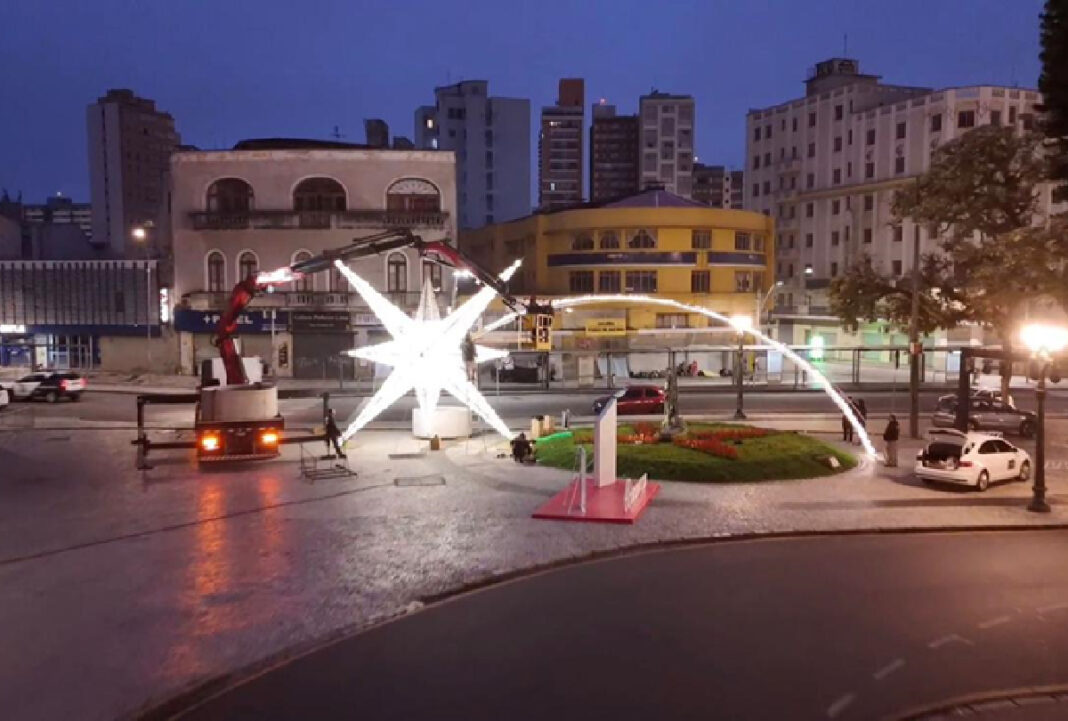 Estrela de Belém gigante ilumina a Praça Tiradentes