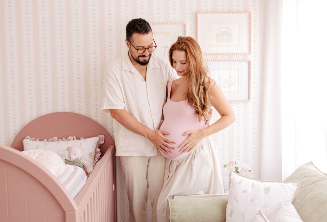 Cantor gospel Isaías Saad e esposa abrem o quarto da caçula que está prestes a nascer; veja