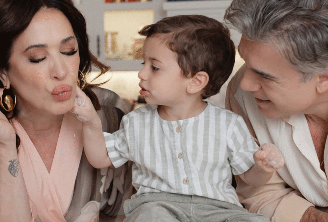 Claudia Raia e Jarbas Homem de Mello abrem álbum de Natal com o filho