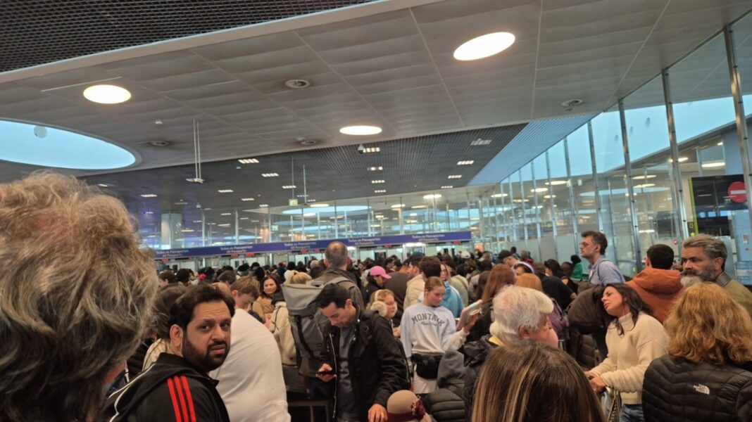 Filas no aeroporto de Lisboa fazem governo suspender novo sistema