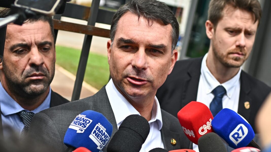 Flávio Bolsonaro viajará a Israel em janeiro para participar de congresso