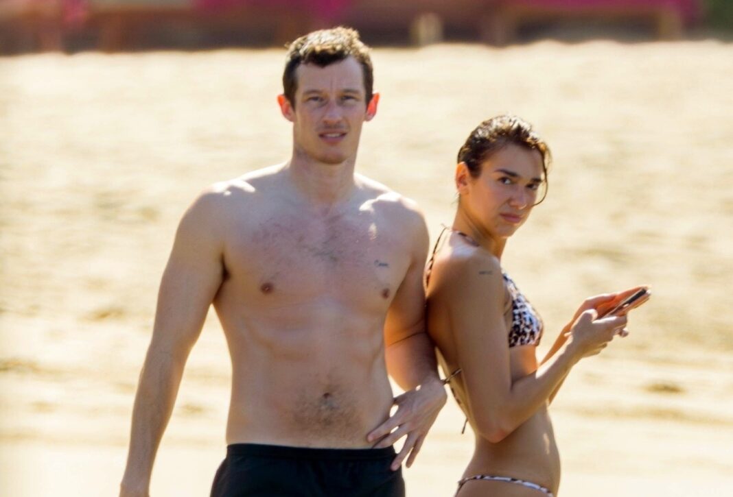 De férias, Dua Lipa e o noivo, Callum Turner, curtem praia do México