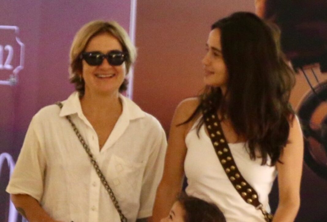 Nanda Costa aproveita último sábado do ano passeando com a esposa, Lan Lanh, e as filhas