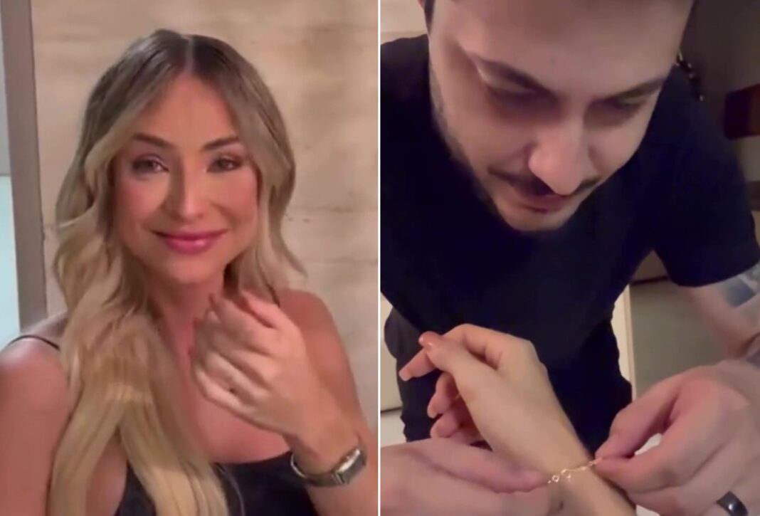 Gabi Martins ganha joia de presente e chora com declaração do namorado; assista