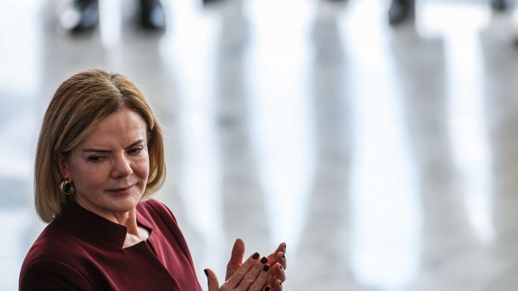 Gleisi elogia, mas alfineta Alcolumbre em postagem no X