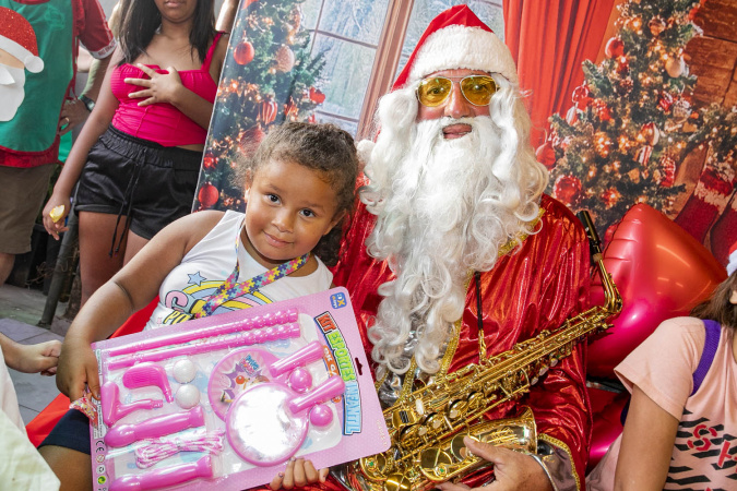 Centenas de crianças receberam os presentes arrecadados pela Portos do Paraná