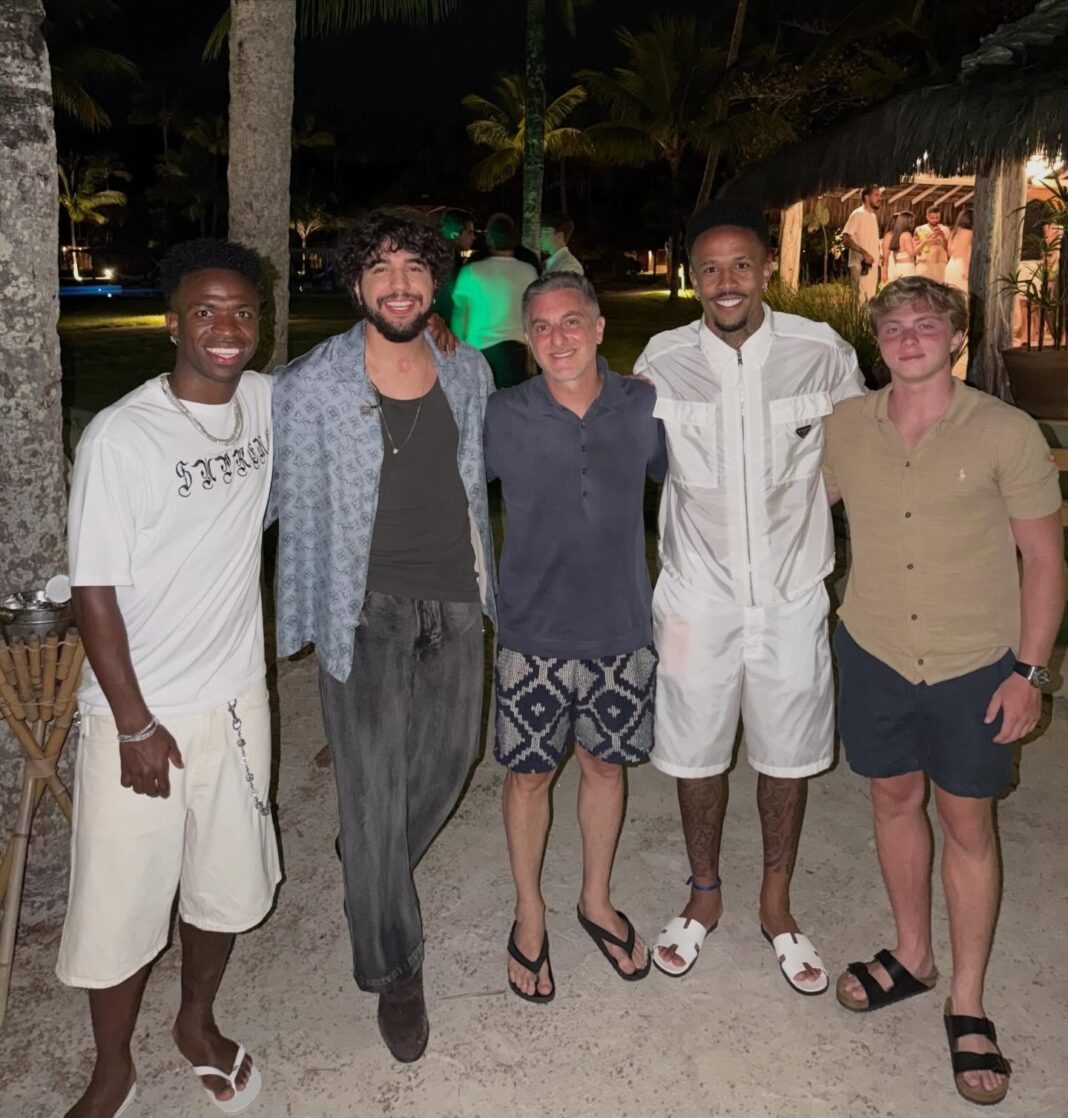 Em Trancoso, Vini Jr. aparece ao lado de Eder Militão e Luciano Huck