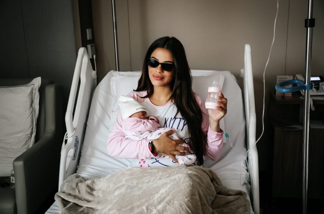 Key Alves posa com a filha recém-nascida e brinca: ‘Modo mamãe ativado’