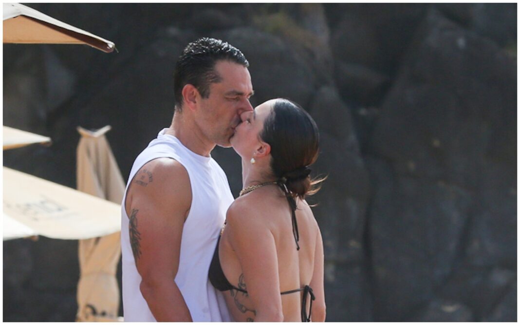 Isis Valverde e Marcus Buaiz se beijam em praia de Noronha