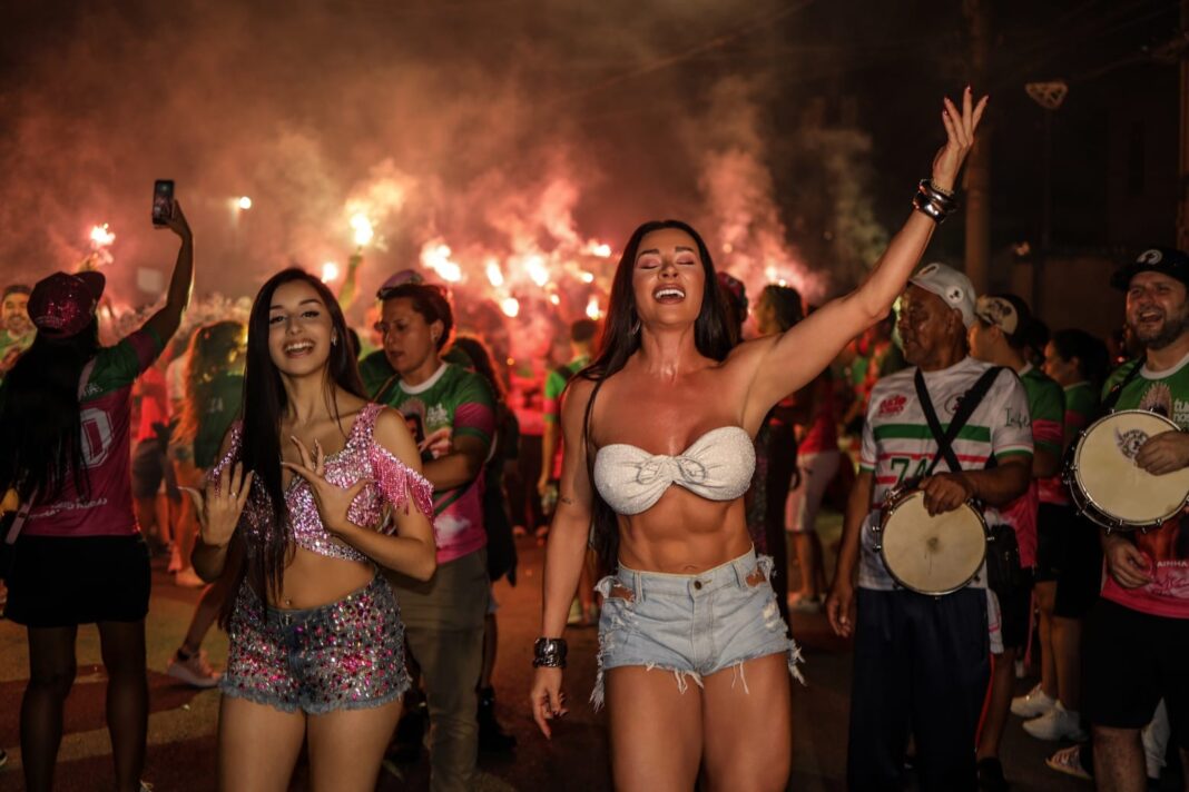 Juju Salimeni exibe corpo saradíssimo em ensaio de Carnaval após ganhar 1 kg