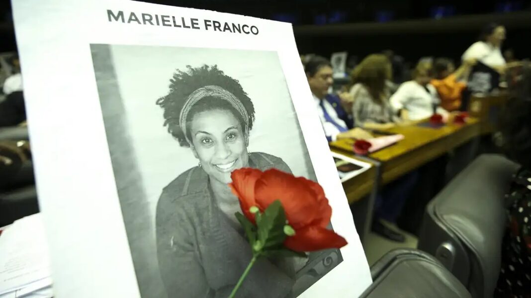 Justiça condena Queiroz e Lessa a indenizarem viúva de Marielle Franco em R$ 200 mil