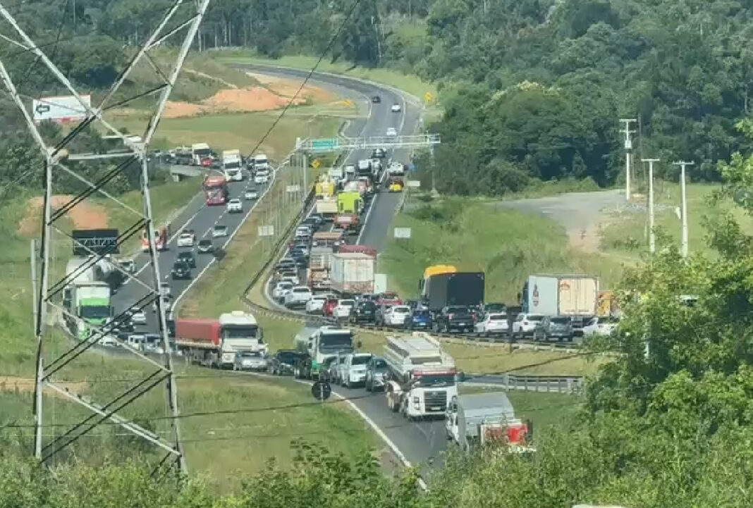 Confira o movimento nas estradas do Paraná em tempo real