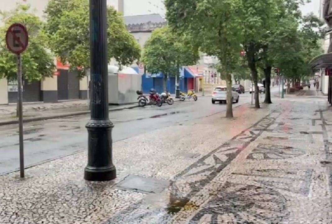 Mulher é morta a facadas em Curitiba e filho é preso