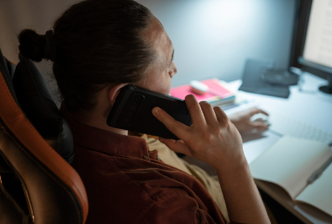 Mulher liga para polícia e finge pedir pizza para conseguir socorro