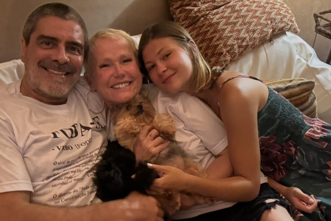 Nikki Meneghel curte fim de ano com Xuxa e Junno Andrade em Angra