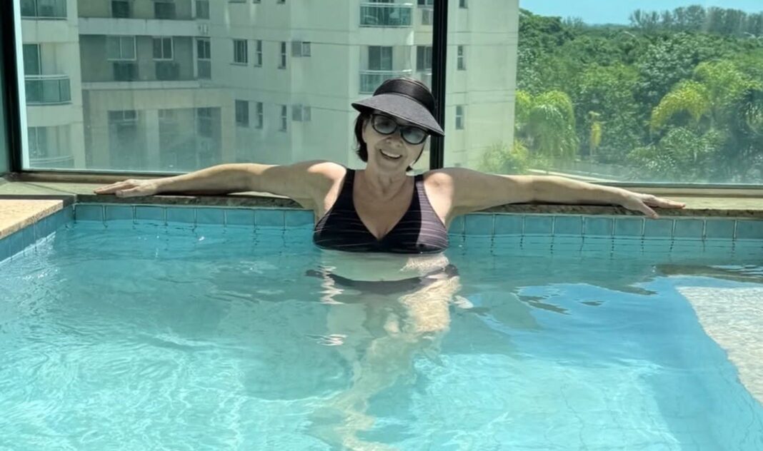 De biquíni, Nívea Maria aproveita dia em piscina