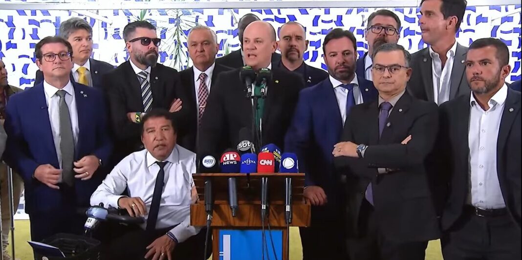 Oposição articula impeachment de Moraes e CPMI do Master