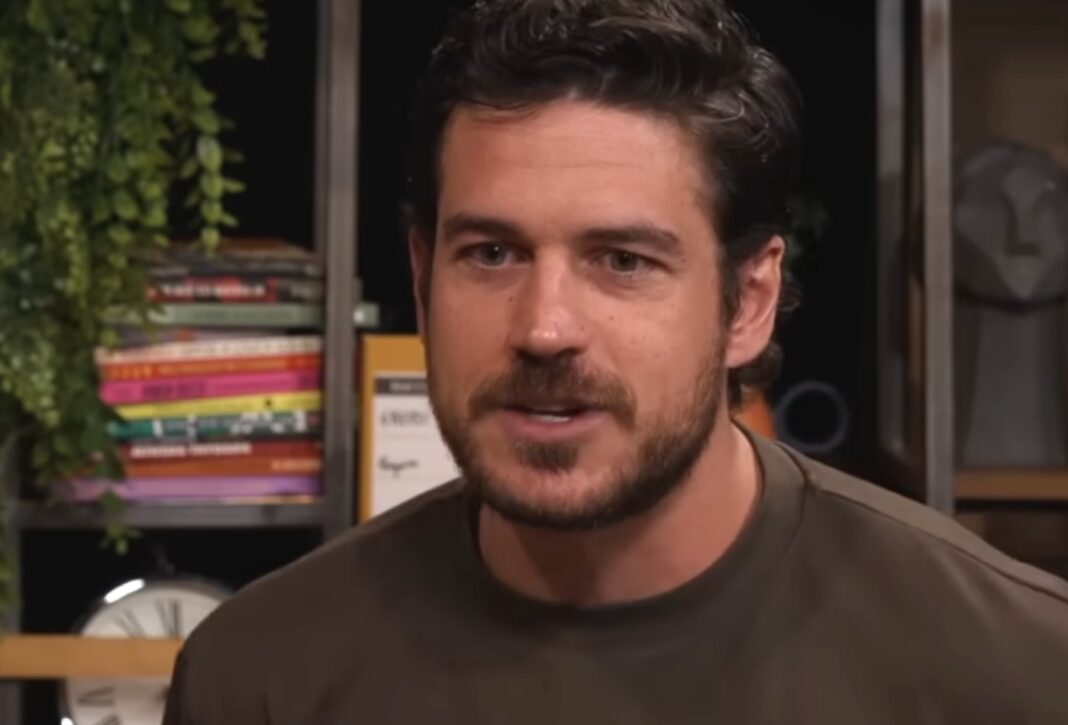 Marco Pigossi conta que viveu amor oculto ‘por anos’ antes de abrir sexualidade