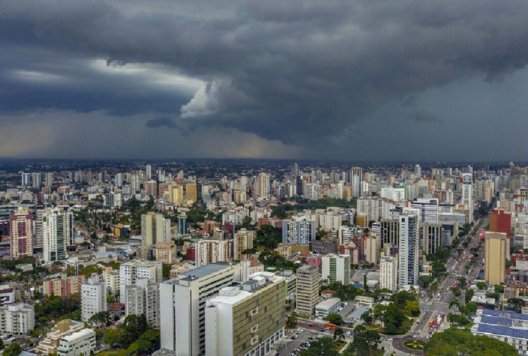 Natal no Paraná deve ser chuvoso após dias de calor intenso