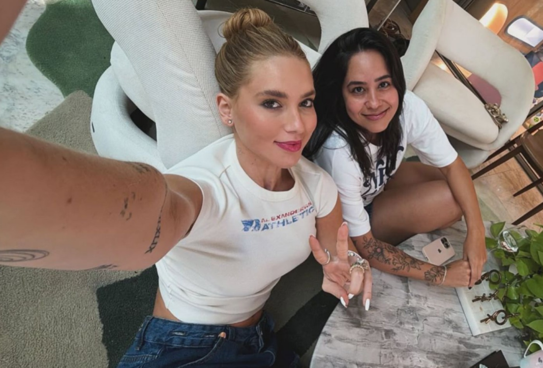 Virginia posa com irmã de Zé Felipe durante comemoração do aniversário de sua mãe, Margareth Serrão