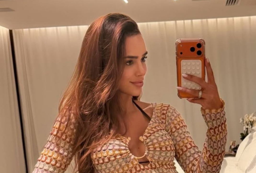Bruna Biancardi aposta em saída de praia elegante e exibe silhueta definida