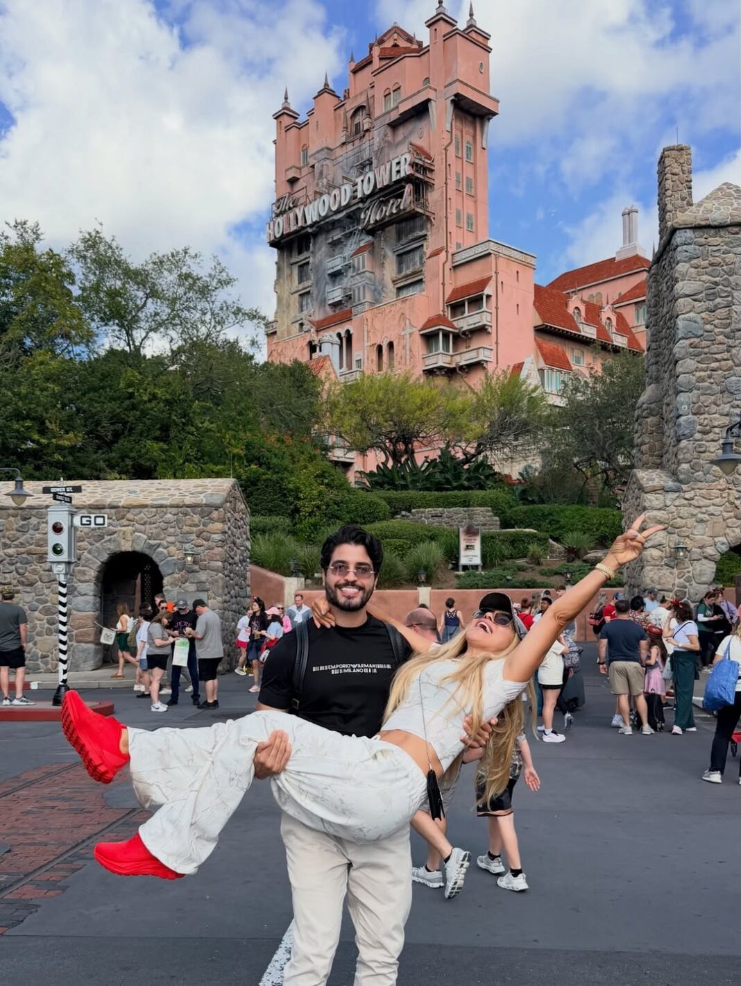 Ex de Hulk, Iran Ângelo, se declara ao noivo na Disney: ‘Coração leve’