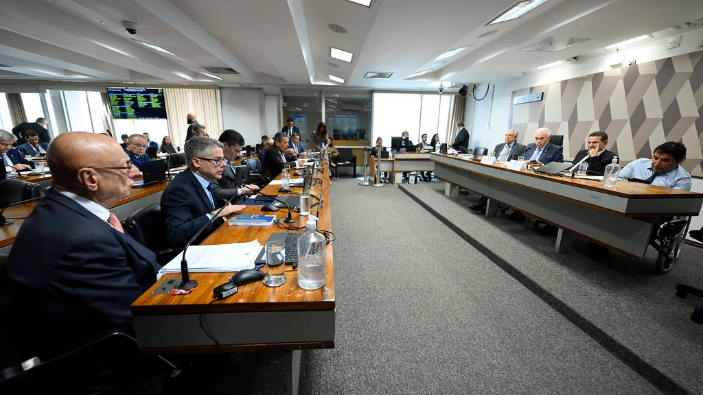 Comissão do Senado aprova projeto da Dosimetria por 17 votos a 7