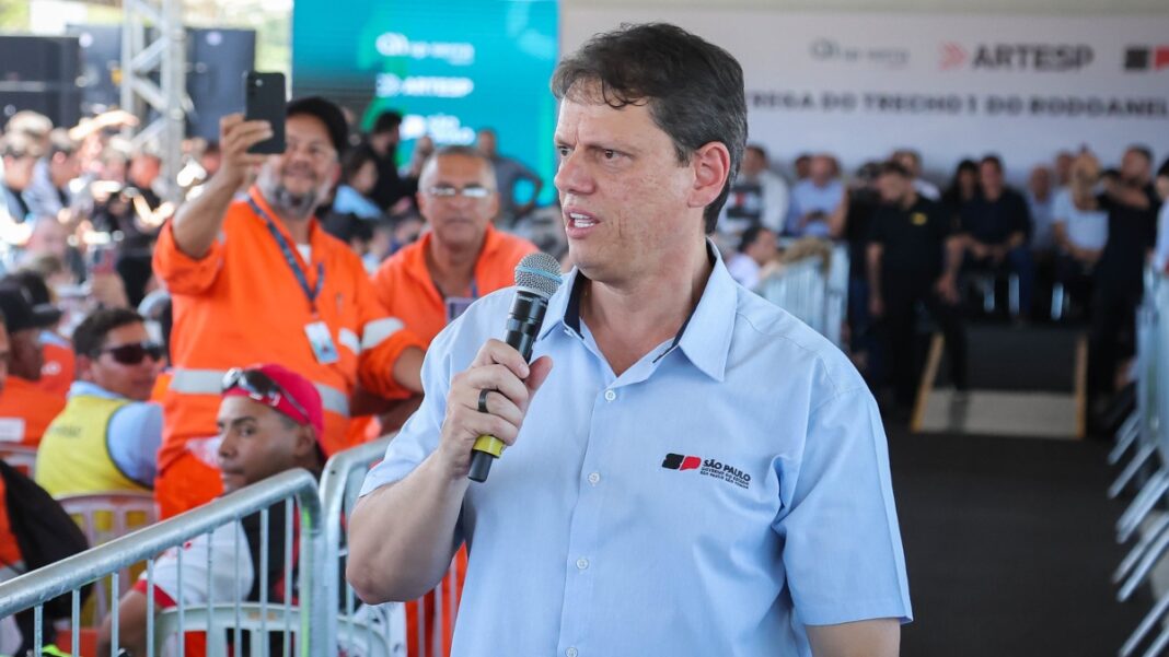 Tarcísio critica corrupção em governos petistas e exalta Bolsonaro em evento em SP