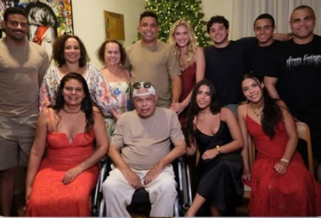 Ronaldo Fenômeno celebra Natal em família e semelhança com o pai impressiona seguidores