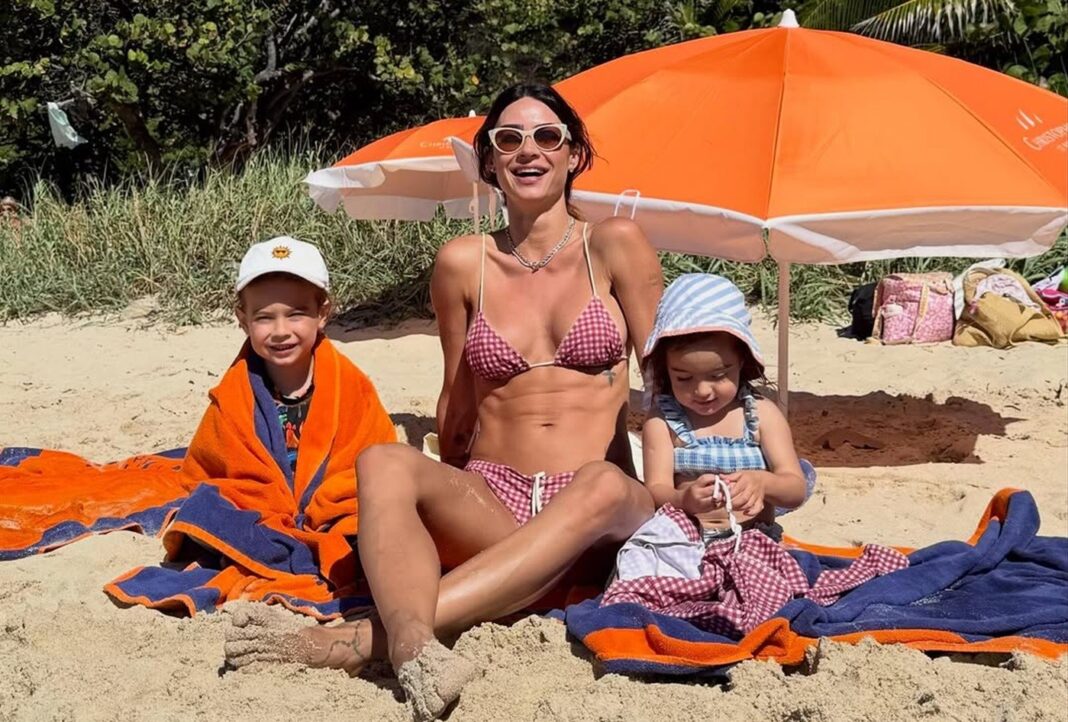 Thaila Ayala aproveita praia com filhos em St. Barths