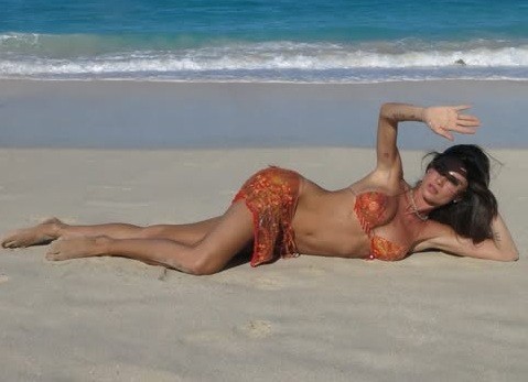 Sereia! Thaila Ayala posa de biquíni em praia de St. Barths