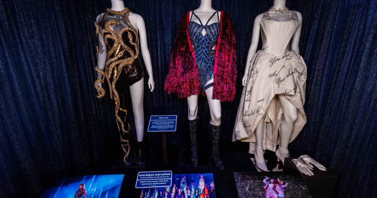 Exposição leva figurinos da turnê de Taylor Swift a parque da Disney