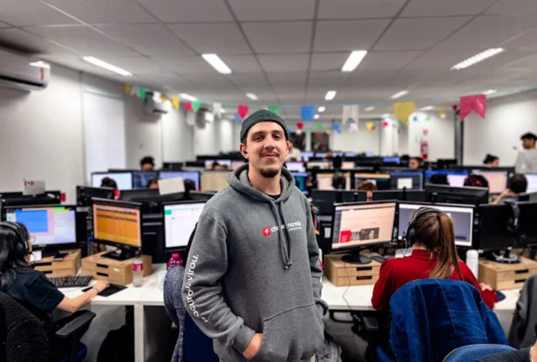 Empresa de anúncios abre mais de 100 vagas de emprego Curitiba