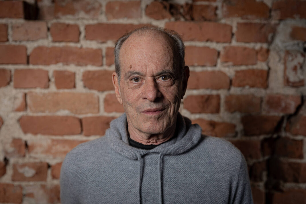 Ney Motogrosso é confundido com Caetano Veloso em Salvador e posta o vídeo; veja