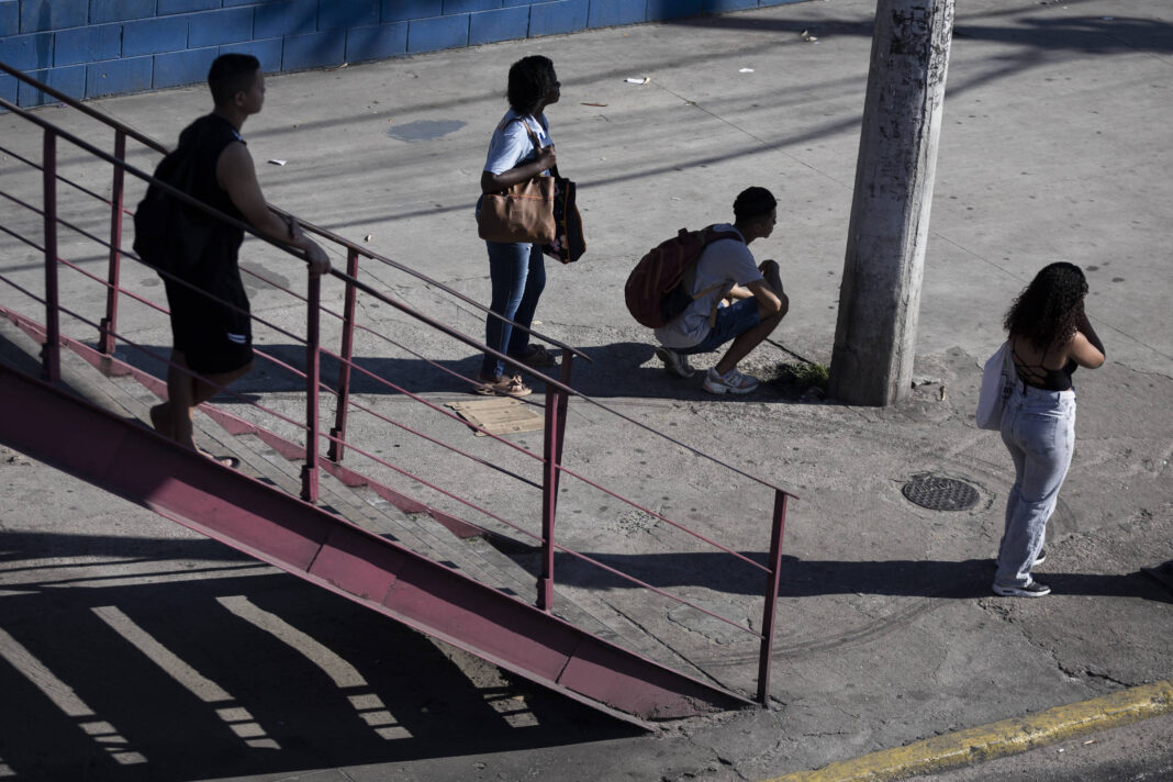 Rio registra 41°C com praias cheias e moradores sem ônibus – 12/01/2026 – Cotidiano