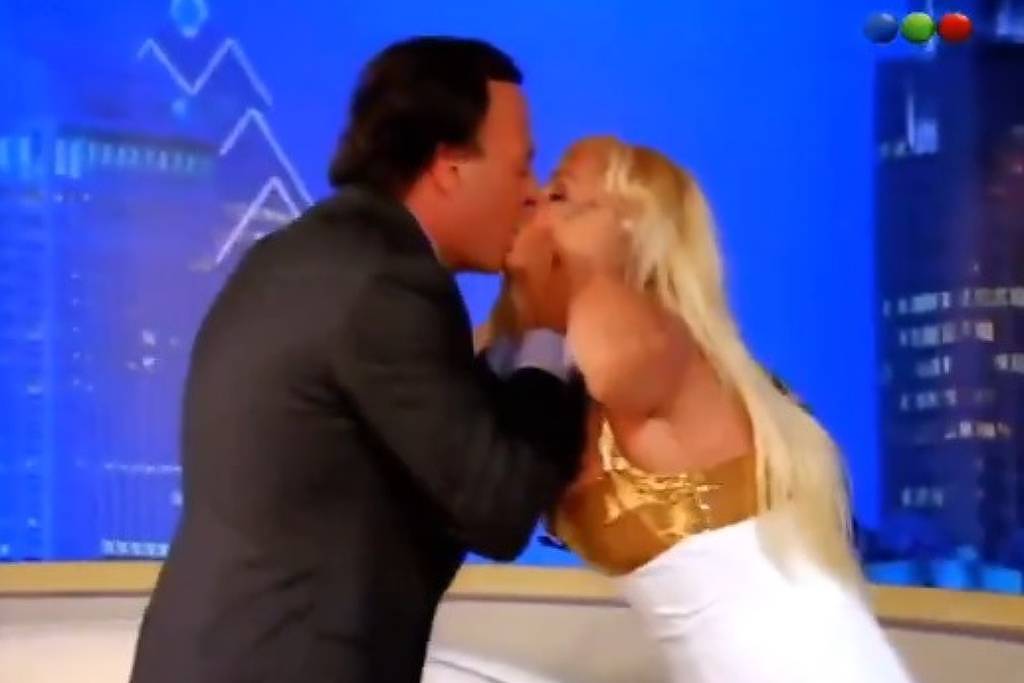 Julio Iglesias já forçou beijos em apresentadora; assista – 14/01/2026 – Você viu?