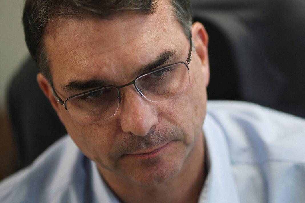 Flávio Bolsonaro é batizado de novo no rio Jordão – 24/01/2026 – Política