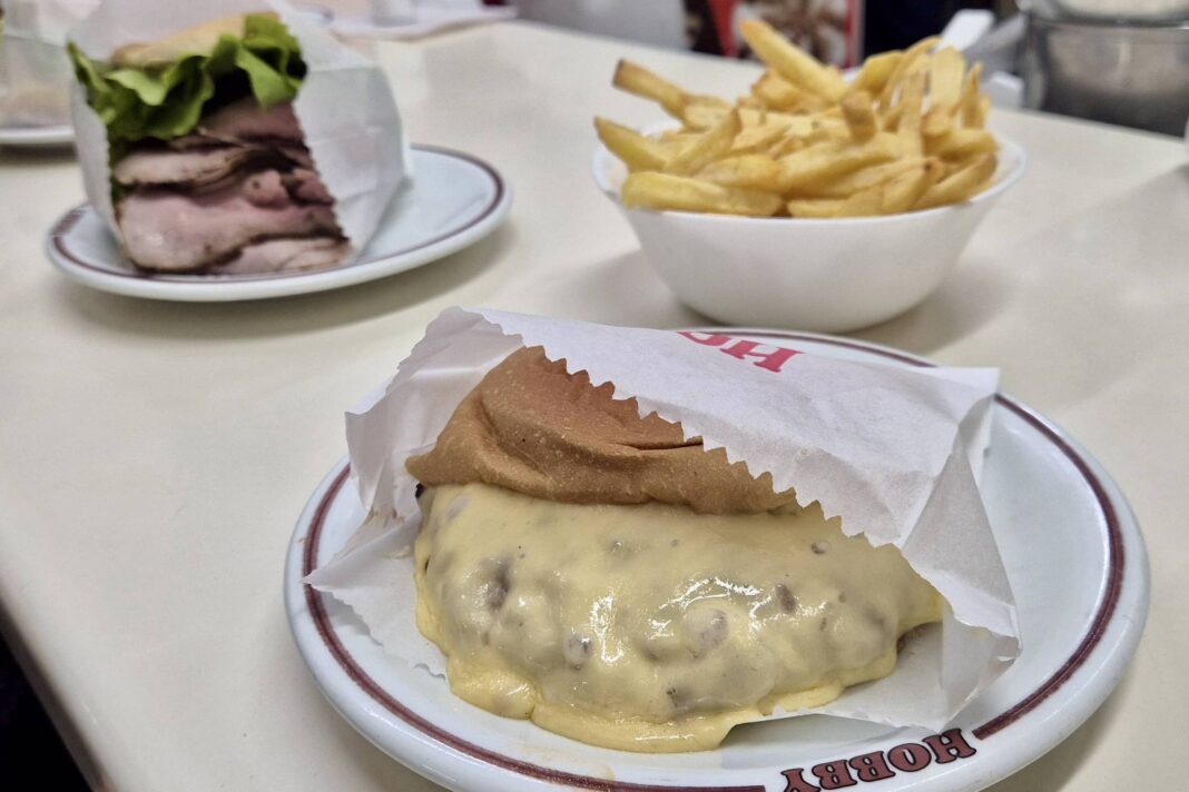 Há 50 anos no mesmo lugar, Hobby Burguer não perde a graça – 21/01/2026 – Restaurantes