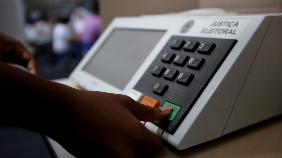 É proibido votar usando óculos inteligentes como o Ray-Ban Meta, confirma TSE