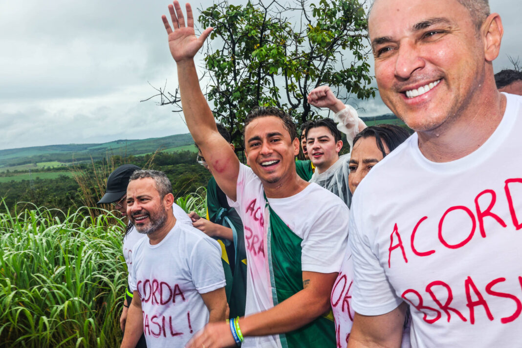 Caminhada de Nikolas em estrada tem mutirão de selfies – 23/01/2026 – Política