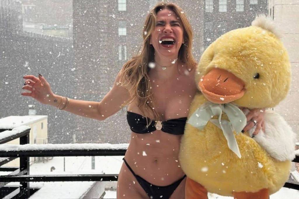Luciana Gimenez posa de biquíni em meio à nevasca de Nova York
