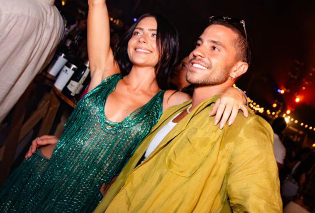 Jade Picon e André Lamoglia curtem Réveillon em clima de romance em Pernambuco