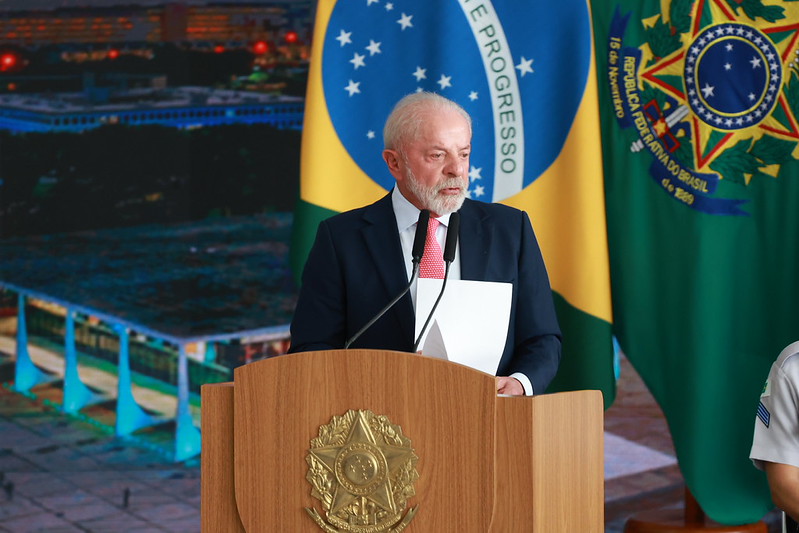 Lula assina MP que muda cálculo para aumento salarial de professores