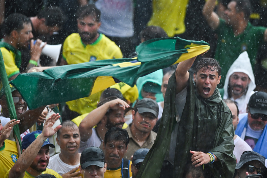 Defesa de Bolsonaro pede autorização para visita de Nikolas Ferreira