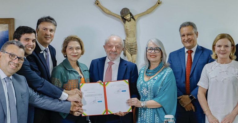 Municípios chamam de “oportunista e eleitoreira” MP de Lula que altera cálculo para aumento a professores