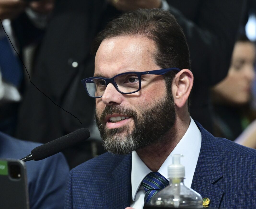 Senadores pedem a Moraes prisão domiciliar para Bolsonaro