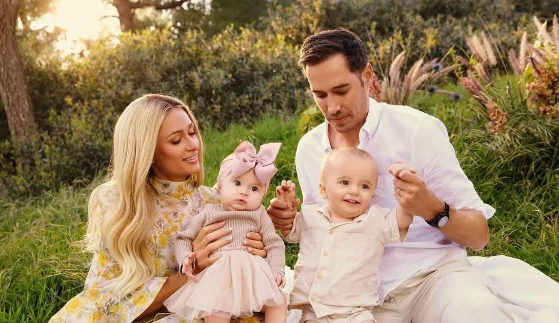 “São inseparáveis”, diz Paris Hilton sobre relação entre os filhos