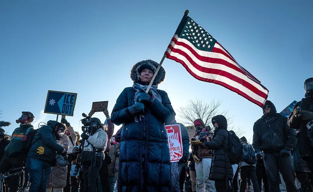 Repórter da CNN mostra manifestações contra a política migratória de Trump