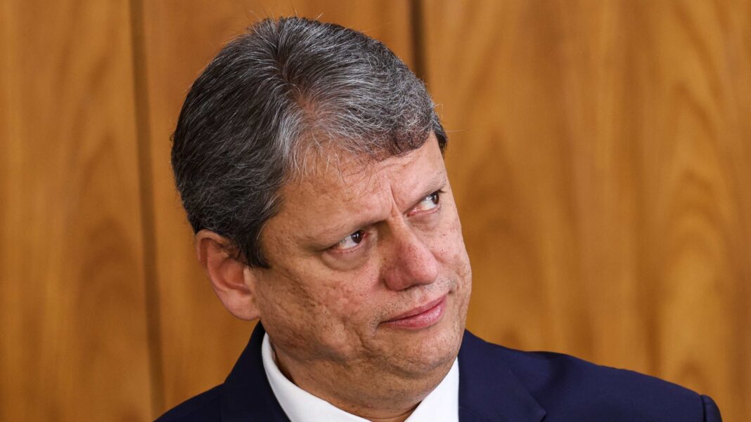 A família Bolsonaro humilha Tarcísio, que se recolhe em São Paulo